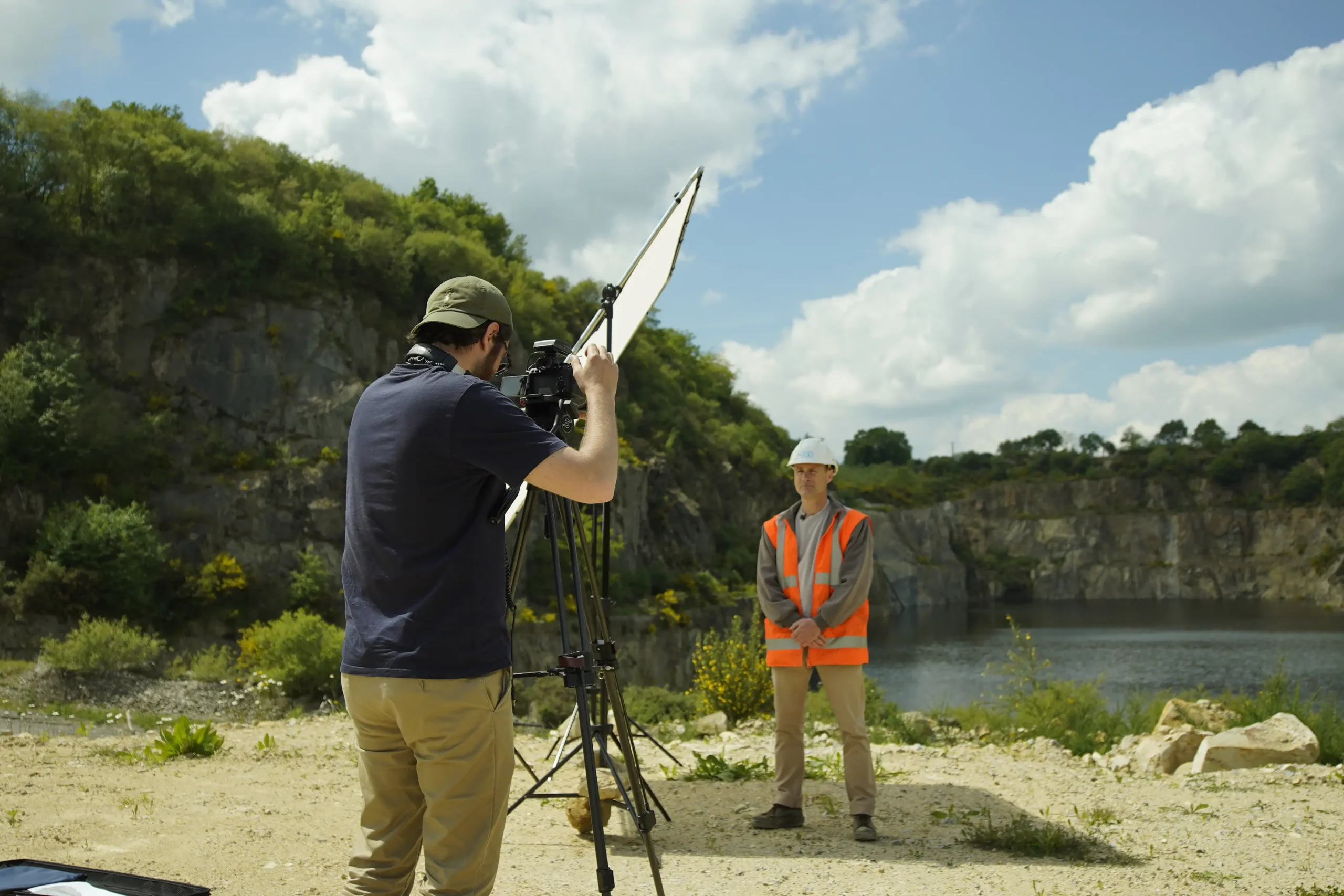 un homme en tenue de chantier en train d'être filmé