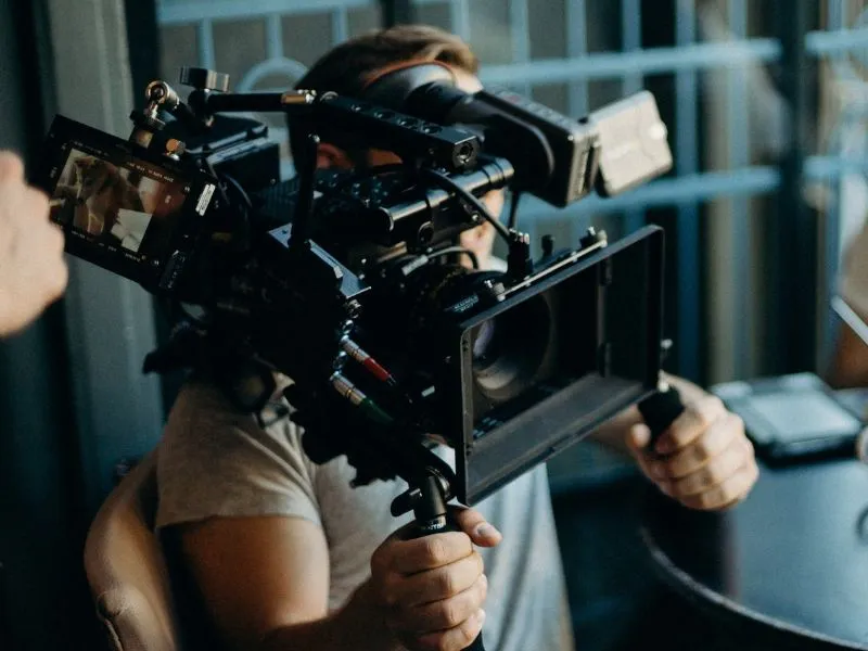 caméra tenue par un homme